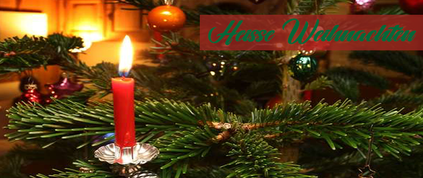 Weihnachtsbaum mit Kerze und dem Slogan Heisse Weihnachten